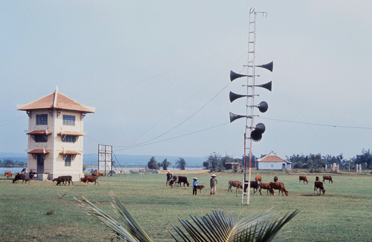 Để cung cấp điện cho hệ thống loa có tổng công suất 18.000 W này, ta đã dựng một đường dây cao thế 6 KVA dài 4 km kéo từ Vĩnh Sơn về đến Tùng Luật và một trạm cao tần đặt cách cầu Hiền Lương 2,5 km về phía Bắc để tăng âm cho hệ thống loa.