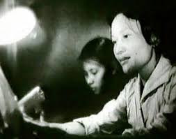 Ai đã từng sống ở đôi bờ Bến Hải những năm 1954 - 1964 hẳn còn vang vọng trong ký ức giọng ca Huế và dân ca Trị Thiên, giọng ngâm thơ ngọt ngào của nghệ sĩ Châu Loan. Châu Loan là người sinh ra bên sông Bến Hải, nên mỗi lần chị hát trên đài, bà con hai bờ đều ra bờ sông ngồi nghe chăm chú!