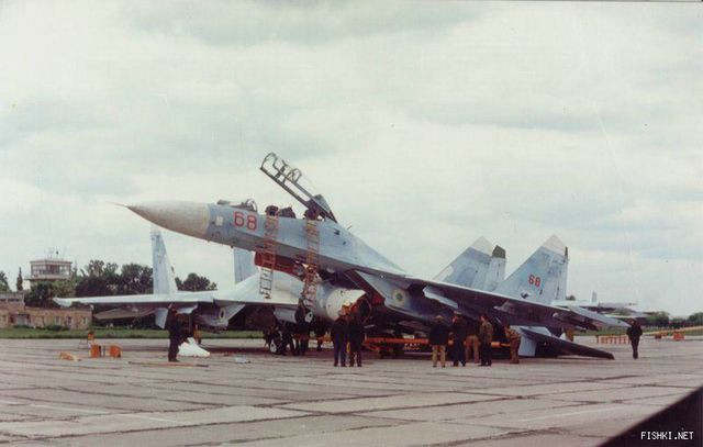 Chương trình chiến đấu cơ Su-30 ban đầu được phát triển với tên gọi Su-27PU từ năm 1986 và có chuyến bay đầu tiên vào tháng 12/1989, hai năm trước khi Liên Xô sụp đổ. Sau đó cuộc khủng hoảng kinh tế và ngân sách quốc phòng hạn hẹp đã làm chậm tiến độ đáng kể, với chỉ 5 chiếc Su-27PU được chuyển giao vào năm 1996.