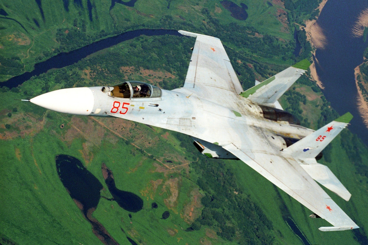 Kể từ sau sự ra đời của Su-27 Flanker, loại máy bay chiến đấu có năng lực nhất thời kỳ Chiến tranh Lạnh. Liên Xô bắt đầu phát triển một số loại máy bay tiên tiến bao gồm máy bay chiếm ưu thế trên không Su-27M mà sau này trở thành Su-35 và tiêm kích Su-30.