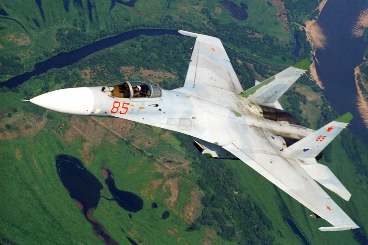 Kể từ sau sự ra đời của Su-27 Flanker, loại máy bay chiến đấu có năng lực nhất thời kỳ Chiến tranh Lạnh. Liên Xô bắt đầu phát triển một số loại máy bay tiên tiến bao gồm máy bay chiếm ưu thế trên không Su-27M mà sau này trở thành Su-35 và tiêm kích Su-30.