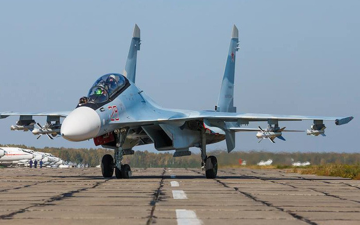 Su-30SM có chi phí hoạt động thấp hơn Su-27 và rẻ hơn đáng kể so với Su-35 và Su-57. Máy bay có khả năng tương thích với nhiều loại vũ khí tiên tiến, bao gồm tên lửa đất đối không tầm xa R-37M Mach 6 và trong tương lai có thêm tên lửa hành trình chống hạm Kh-32.