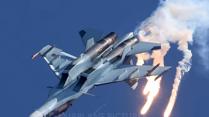 Hiện vẫn chưa rõ liệu Su-35 sẽ có được khách hàng xuất khẩu mới nào trước khi dừng sản xuất hay không; hay liệu Su-30SM2 sẽ thành công hơn khi nó tích hợp radar và động cơ giống như Su-35 và thậm chí Nga sẽ lại thành công khi tiến hành nâng cấp Su-30 của các quốc gia như Ấn Độ, Việt Nam lên chuẩn Su-30SM2. Nguồn ảnh: FarFutu.