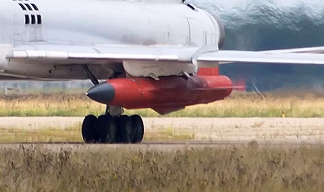 Su-30SM cũng được cho là sẽ bắt đầu trang bị loại tên lửa hành trình chống hạm tiên tiến hơn là Kh-32; với mỗi chiếc Su-30SM2 dự kiến sẽ mang một tên lửa duy nhất, do kích thước lớn của tên lửa. 