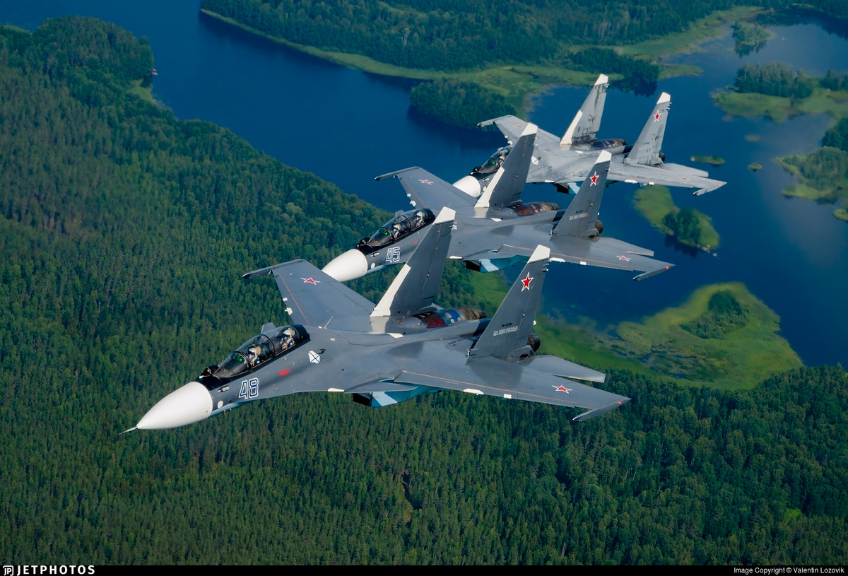 Với cùng một lượng nhiên liệu, Su-30SM2 sẽ có thời gian hoạt động trên không lâu hơn. Ngoài ra, hệ thống điện tử, radar và trạm định vị quang học trên máy bay cũng đã được cải tiến. 