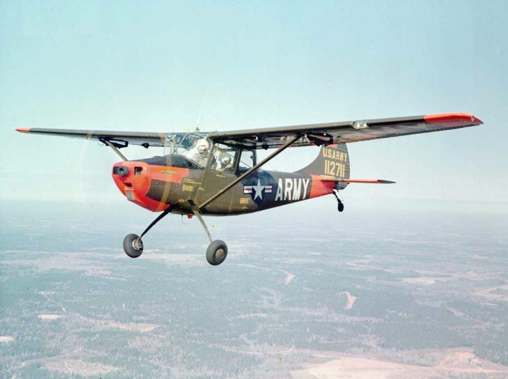 Tiếp theo là máy bay trinh sát U-17, do hãng Cessna sản xuất những năm 1960 từ biến thể dân sự Cessna 185E. Máy bay trang bị động cơ cánh quạt cho phép đạt tốc độ 287km/h, tầm bay 1.300km. Trên cánh máy bay lắp các ống phóng rocket khói để chỉ điểm mục tiêu.