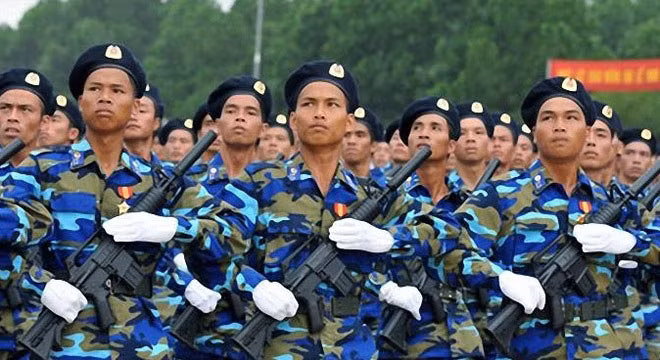 Súng trường M16 cũng được hiện đại hóa để tiếp tục sử dụng. Biến thể của M16 được “Việt Nam hóa” với tên gọi M18, đã xuất hiện trong biên chế lực lượng đặc công và cảnh sát biển Việt Nam, tại lễ diễu binh mừng đại lễ 1000 năm Thăng Long - Hà Nội ngày 10/10/2010. Việt Nam cũng sản xuất thành công nòng súng phóng lựu M79 cung cho cấp quân đội. 