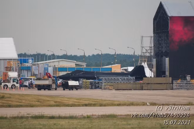 Chiếc máy bay chiến đấu mới này, là loại máy bay chiến đấu một động cơ đầu tiên, được sản xuất sau khi Liên Xô tan rã; máy bay sử dụng công nghệ tương ứng như của máy bay chiến đấu hạng nặng thế hệ 5 Su-57, nhưng nó sẽ có trọng lượng nhẹ hơn, chi phí sản xuất và bảo trì rẻ hơn.