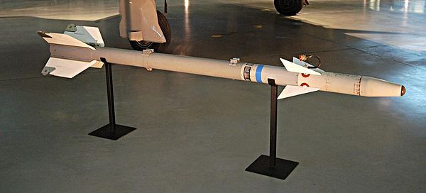 Điều đáng tiếc là cũng trong trận không chiến đầu tiên, một tên lửa AIM-9 được phóng đi từ chiếc F-86 nhắm vào một máy bay MiG-17 của Trung Quốc, đã không phát nổ; thậm chí quả tên lửa xuyên vào thân máy bay còn nguyên dạng. Chiếc MiG-17 đã hạ cánh an toàn, cùng quả tên lửa AIM-9, đây là món quà vô giá cho Trung Quốc. 