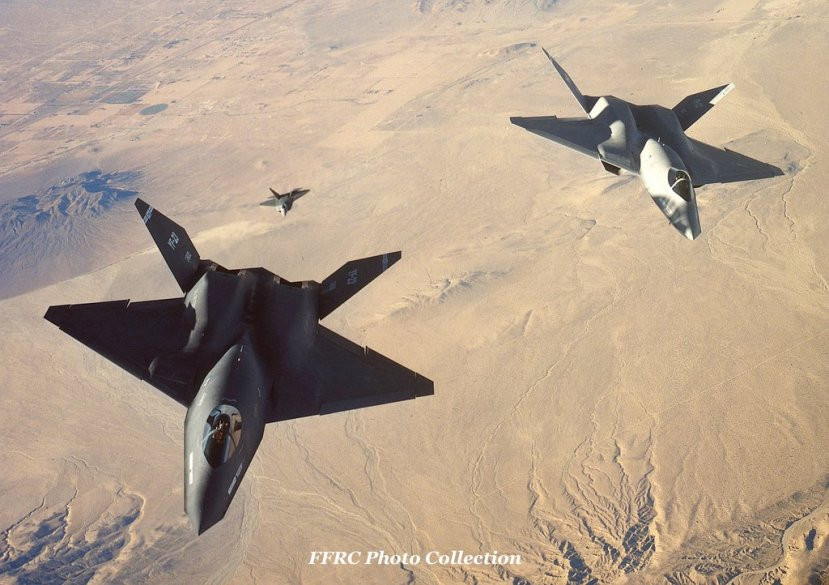 Lockheed Martin giới thiệu mẫu YF-22, trong khi đó Northrop Grumman trình giới chức quân đội Mỹ mẫu tiêm kích YF-23. Về cơ bản, YF-22 và YF-23 đều được chế tạo với khả năng tàng hình cao.