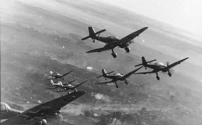 Ngày 15 đến hết ngày 16/4/1943, không quân Đức bất ngờ tăng số xuất kích lên đến 1.560 phi vụ. Lực lượng này đánh phá ác liệt vào thành phố Krasnodar, vừa bị Hồng quân chiếm giữ. Sáng ngày 17/4, không quân Đức tiếp tục tổ chức oanh tạc quy mô lớn vào Novorossiysk, với 120 phi vụ ném bom và 468 phi vụ cường kích để hỗ trợ cho lực lượng mặt đất.