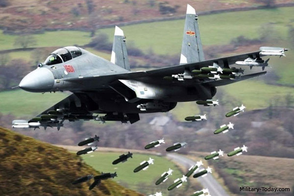 Ngoài ra chiến đấu cơ J-16 còn sử dụng lớp phủ tàng hình tiên tiến, hệ thống điện tử hàng không và tác chiến điện tử hiện đại, cùng tên lửa tầm xa PL-15, tự dẫn đường bằng radar AESA.