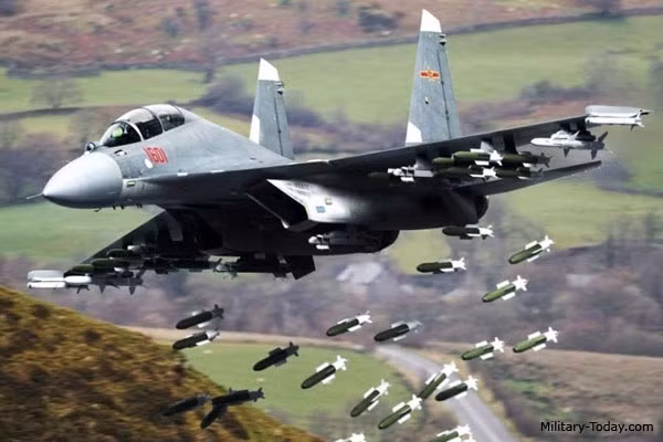 Ngoài ra chiến đấu cơ J-16 còn sử dụng lớp phủ tàng hình tiên tiến, hệ thống điện tử hàng không và tác chiến điện tử hiện đại, cùng tên lửa tầm xa PL-15, tự dẫn đường bằng radar AESA.