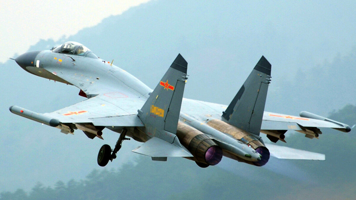 J-16 có nguồn gốc từ thiết kế Su-27 Flanker của Liên Xô, và trong số rất nhiều phiên bản, có nguồn gốc từ Flanker đang phục vụ trên toàn thế giới, J-16 được coi là thiết kế phức tạp nhất. Đây cũng là phiên bản duy nhất Flanker (cho đến thời điểm hiện tại) sử dụng radar quét mạng pha điện tử chủ động (AESA).