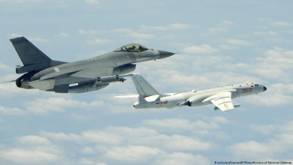 Hiện tại đao rĐài Loan không có nhiều máy bay chiến đấu hiện đại; trong khi đó Không quân Trung Quốc đã triển khai nhiều máy bay có tính năng chiến đấu vượt trội so với máy bay chiến đấu Đài Loan; thường xuyên xâm nhập vùng trời Đài Loan, như một cuộc phô trương lực lượng.