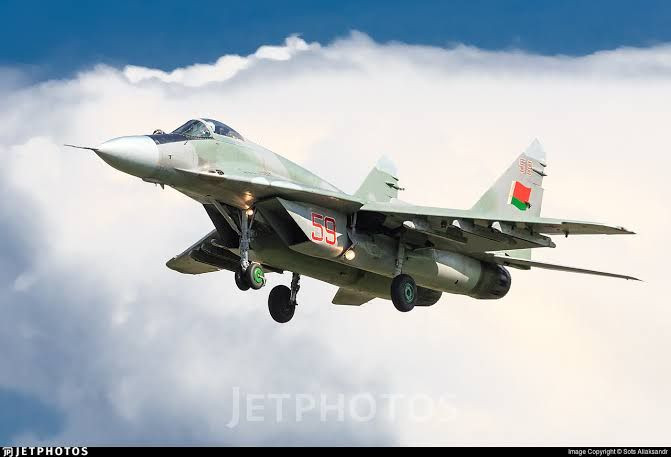 MiG-29 là trụ cột của lực lượng tiêm kích Belarus, sau khi Liên Xô tan rã, do tính linh hoạt và chi phí vận hành thấp hơn, nên MiG-29 được ưu tiên giữ lại. Một trong những điểm yếu chính của MiG-29 là tầm hoạt động ngắn, mặc dù điều này đáp ứng đủ cho nhiệm vụ phòng không, nhưng khuyết điểm này vẫn hạn chế tiềm năng tấn công của máy bay.