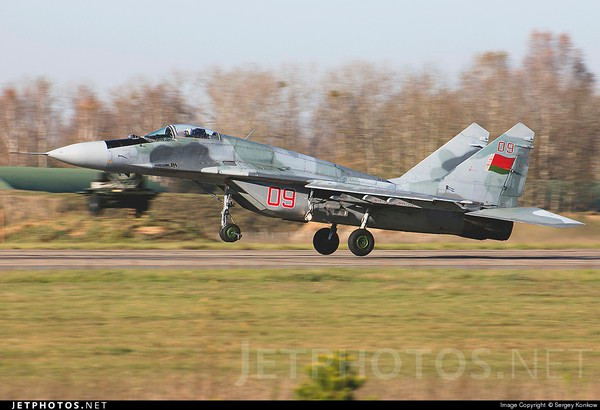 MiG-29 có hiệu suất bay tuyệt vời và được hiện đại hóa và nâng cấp với hệ thống điện tử hàng không, hệ thống tác chiến điện tử và vũ khí tiên tiến. Nâng cấp quan trọng nhất của máy bay là tên lửa không đối không R-77 tiên tiến, không chỉ mang lại tầm bắn xa hơn mà còn có khả năng dẫn đường bằng radar chủ động và các biện pháp đối phó tác chiến điện tử ưu việt.