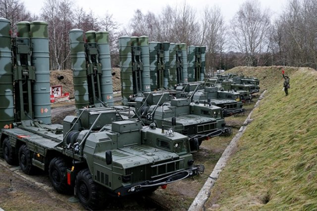 Tính di động cao của S-400 và thời gian chuyển thế và chuẩn bị chiến đấu ngắn, là chìa khóa cho khả năng tồn tại của hệ thống. S-400 cũng sẽ được bổ sung bởi các hệ thống phòng không tầm trung và tầm ngắn khác, chẳng hạn như hệ thống phòng không S-300PS, "Doyle" và "Beech". Theo một số thông tin, Belarus hiện đang xem xét mua sắm thêm tên lửa S-400.