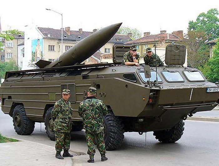 OTR-21 Tochka sử dụng phương tiện vừa vận chuyển, vừa là bệ phóng, khiến tên lửa khó bị theo dõi và tấn công; các bệ phóng có thể nhanh chóng di chuyển đến vị trí phóng phía trước. Tốc độ tên lửa OTR-21 Tochka cao hơn 5 Mach, cộng với khả năng cơ động cực tốt nên rất khó bị đánh chặn.