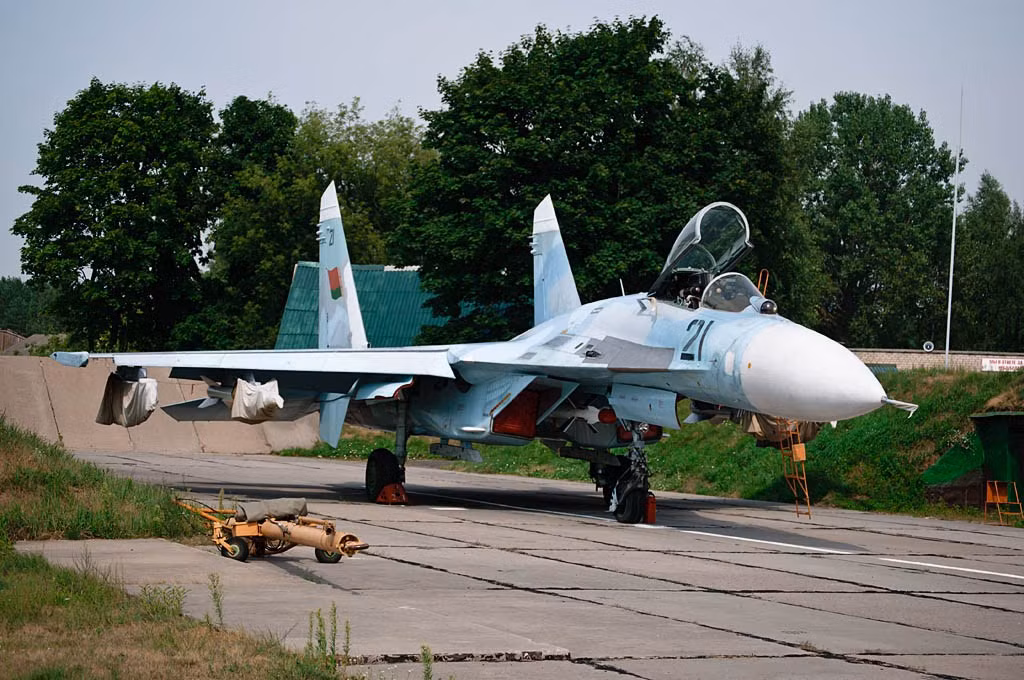 Về lý do cho Su-27 loại biên, Tham mưu trưởng Lực lượng Phòng không - Không quân Belarus, Thiếu tướng Oleg Dvigalev cho biết: “Su-27 là loại máy bay sử dụng rất tốn kém, nó tiêu thụ quá nhiều nhiên liệu và việc bảo dưỡng cũng rất tốn kém”.