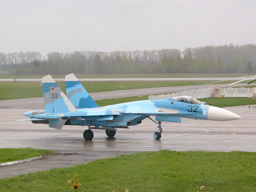 Sau khi Liên Xô sụp đổ, Belarus thừa hưởng một kho vũ khí khá lớn của Liên Xô; từ xe tăng chiến đấu chủ lực T-72 và T-80, cho đến một số phi đội máy bay chiến đấu thế hệ thứ tư tiên tiến. Trong số đó có các chiến đấu cơ hạng trung MiG-29, tiêm kích hạng nặng Su-27 Flanker; cường kích Su-24M, cường kích bom Su-25.