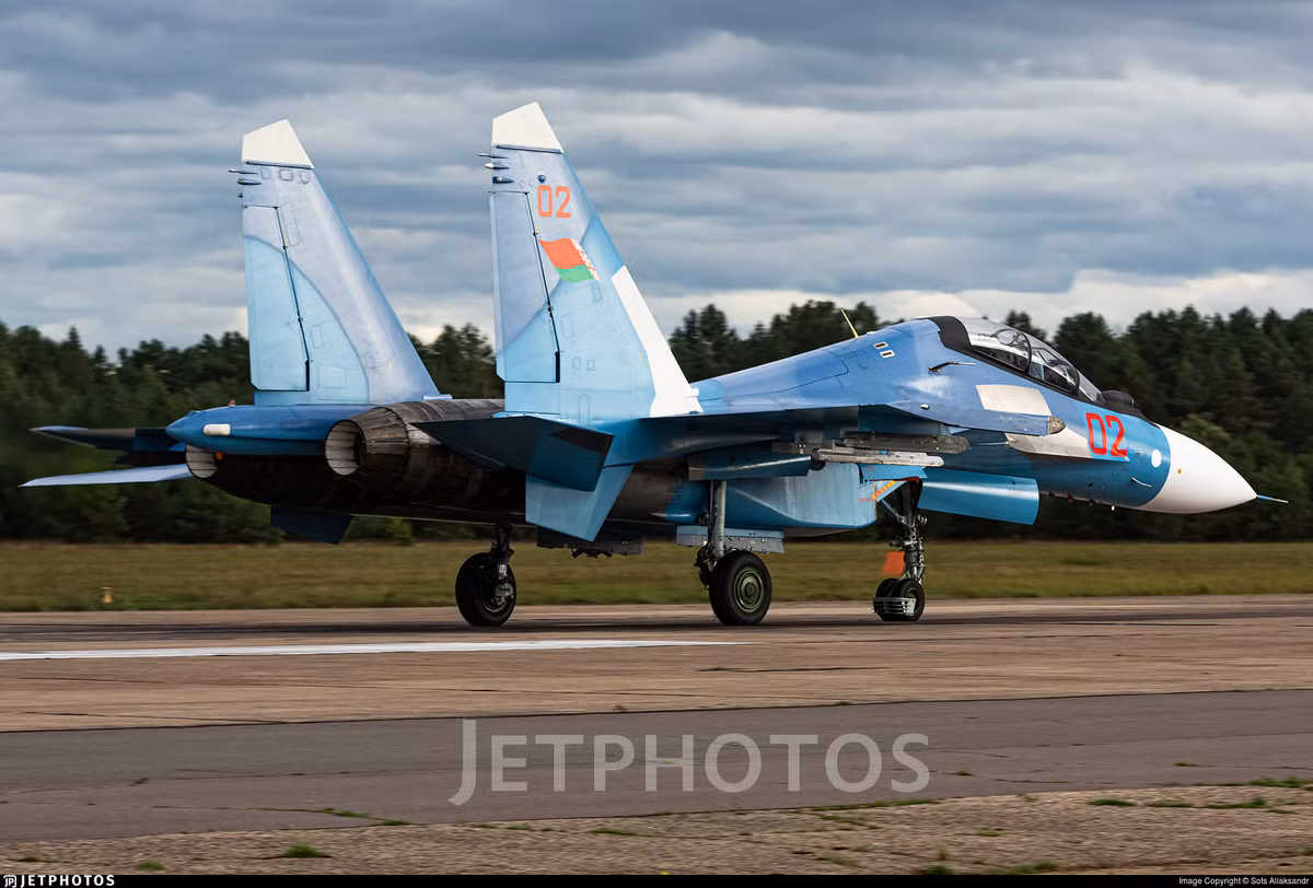 Với những hệ thống điện tử hàng không, cảm biến và vũ khí mới, cho phép Su-30SM có khả năng chiến đấu lớn hơn nhiều với chi phí thấp hơn nhiều. Đây cũng là chiến đấu cơ chủ lực của Không quân Nga.