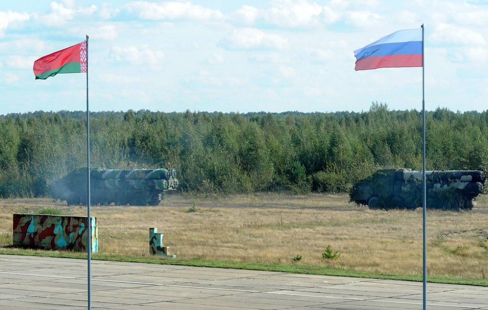 Hiện Quân khu phía Tây của Nga có 3 tập đoàn quân hùng hậu, Tập đoàn quân 6 đóng tại St.Petersburg, sẵn sàng đánh vào Latvia và Estonia bất cứ lúc nào. Tập đoàn quân 20 đóng gần Belarus và có thể tiến thẳng đến Kaliningrad và cắt đứt Litva và Ba Lan. Ảnh: Quân đội Nga và Belarus trong cuộc tập trận "Lá chắn liên minh 2019" - Nguồn: Tass.