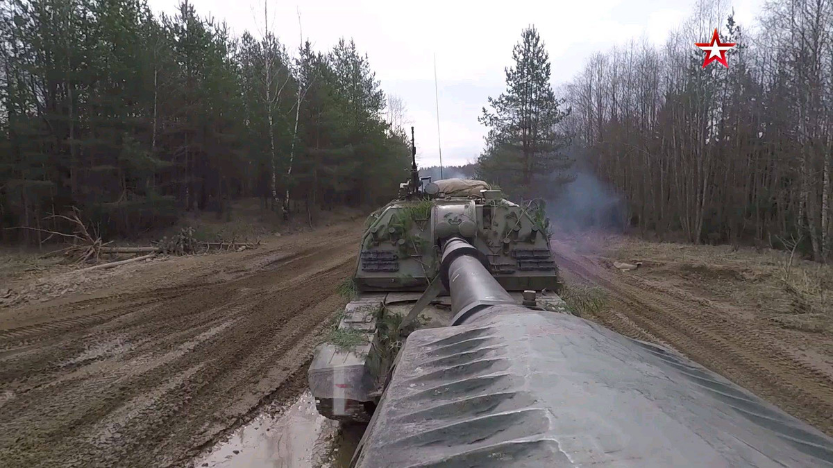 Sư đoàn xe tăng mới bao gồm một trung đoàn xe tăng và ba trung đoàn bộ binh cơ giới, do đó sẽ có tổng cộng 10 tiểu đoàn bộ binh cơ động và 6 tiểu đoàn xe tăng, cũng như nhiều đơn vị trực thuộc. Bao gồm cả lực lượng đặc biệt và pháo binh. Ảnh: Pháo tự hành của Nga tại Kaliningrad.