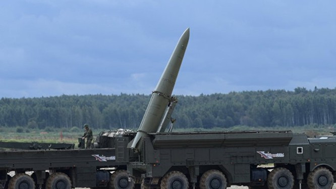 Để phòng bị một cuộc chiến tranh tương lai với NATO, quân đội Nga đã triển khai lực lượng chiến đấu mạnh mẽ tại Kaliningrad. Lực lượng chính bao gồm một sư đoàn cơ giới và một số lượng lớn vũ khí trang bị kỹ thuật, bao gồm pháo phản lực phóng loạt tầm xa BM-30, tên lửa đạn đạo chiến thuật Iskander, máy bay chiến đấu Su-30SM, v.v. Ảnh: Nga đã triển khai hệ thống tên lửa đạn đạo chiến thuật Iskander tại vùng lãnh thổ Kaliningrad.