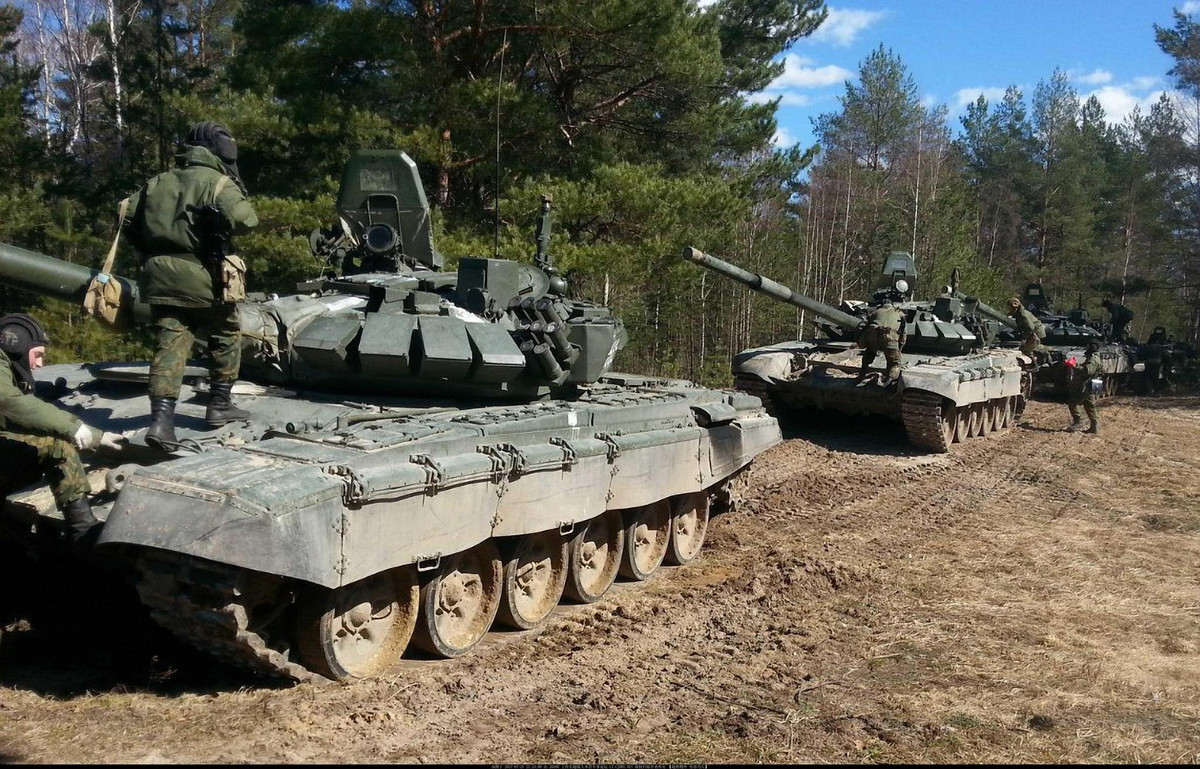 Theo tính toán của chuyên gia quân sự người Anh Nicholas Drummond, tính đến nay, Nga là nước đứng đầu thế giới về số lượng xe tăng (12.950 chiếc). Tuy nhiên, kinh nghiệm tác chiến xe tăng của quân đội Nga là vô cùng phong phú; tổ chức, chỉ huy và chiến đấu của quân đội Nga, vượt xa tầm quân đội Đông Âu khác. Ảnh: Quân đội Nga diễn tập xe tăng.
