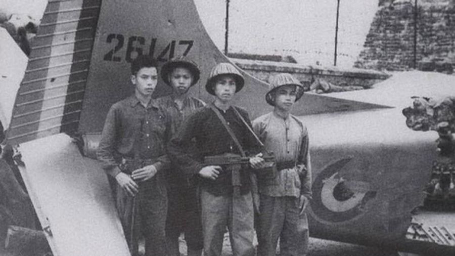 Năm 1940, Quân đội Đức chiếm đóng Pháp, MAS-38 tiếp tục được sản xuất để trang bị cho mình và cho quân Pháp Vichy. MAS-38 là một trong những kiểu tiểu liên chủ lực, được quân đội viễn chinh Pháp sử dụng ở Đông Dương, trong thời kỳ đầu của chiến tranh. Quân đội Nhân dân Việt Nam trong đã tịch thu và sử dụng lại súng này với tên gọi "tiểu liên Mát".