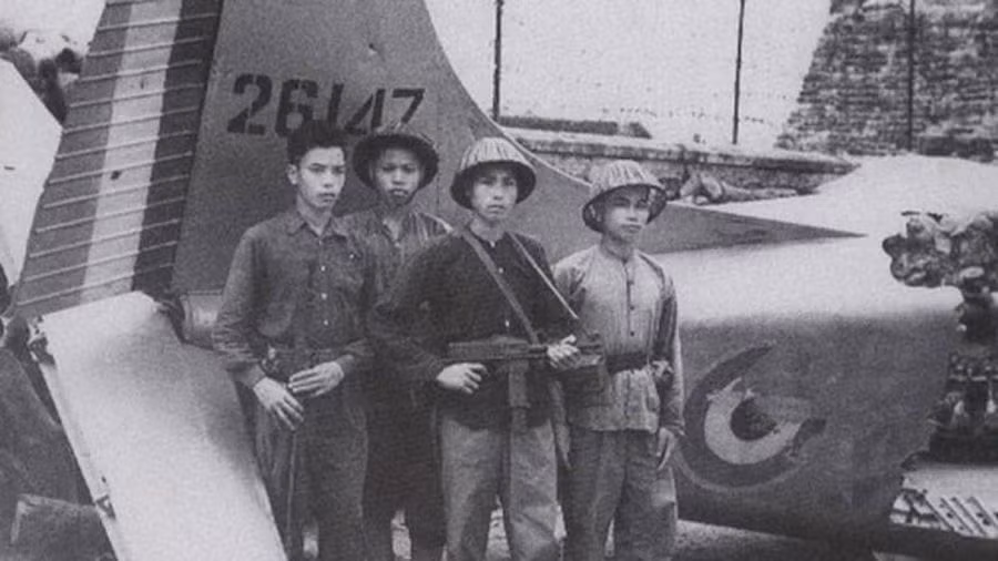 Năm 1940, Quân đội Đức chiếm đóng Pháp, MAS-38 tiếp tục được sản xuất để trang bị cho mình và cho quân Pháp Vichy. MAS-38 là một trong những kiểu tiểu liên chủ lực, được quân đội viễn chinh Pháp sử dụng ở Đông Dương, trong thời kỳ đầu của chiến tranh. Quân đội Nhân dân Việt Nam trong đã tịch thu và sử dụng lại súng này với tên gọi "tiểu liên Mát".