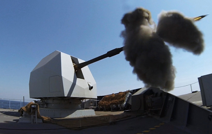 Về phần chống ngầm của con tàu cũng rất hạn chế phụ thuộc hoàn toàn vào trực thăng săn ngầm mang theo. Khả năng tấn công mặt đất phụ thuộc hoàn toàn vào pháo hạm 113 mm với tầm bắn 27 km do không có tên lửa đối đất.