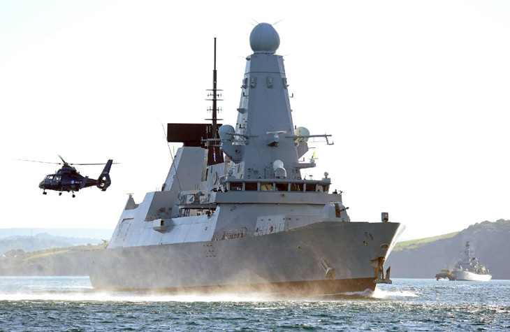 Tổng hợp lại mặc dù đắt tiền nhưng mà con tàu HMS Defender nói riêng và lớp Type 45 nói chung “kiểu nửa nạc nửa mỡ” dùng để phòng thủ thì hạn chế, tấn công cũng không ăn ai. Điều này chứng tỏ sự bế tắc trong hậu cần của quân đội Anh và nước này vẫn đang ảo tưởng dưới ánh hào quang 1 thời. Nguồn ảnh: Pinterest.