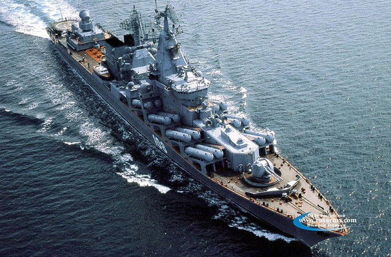 Nếu hôm 23/6 vừa rồi HMS Defender đối đầu với tuần dương hạm Moskva của hạm đội Biển Đen thì cũng không có cửa thắng, nếu tuần dương hạm Moskva liều lĩnh không dùng tên lửa chống hạm mà đấu pháo thì cũng không thể thắng được, bởi pháo của Moskva là pháo nòng đôi 130 mm còn của HMS Defender chỉ là 113mm.