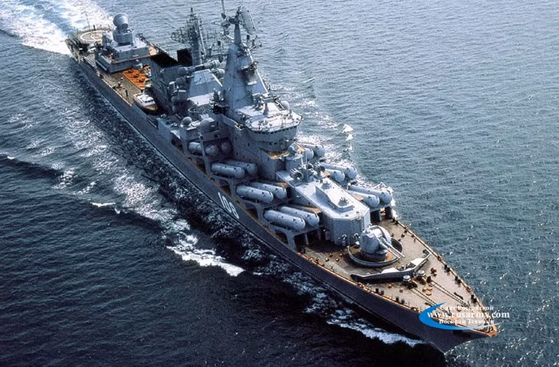 Nếu hôm 23/6 vừa rồi HMS Defender đối đầu với tuần dương hạm Moskva của hạm đội Biển Đen thì cũng không có cửa thắng, nếu tuần dương hạm Moskva liều lĩnh không dùng tên lửa chống hạm mà đấu pháo thì cũng không thể thắng được, bởi pháo của Moskva là pháo nòng đôi 130 mm còn của HMS Defender chỉ là 113mm.