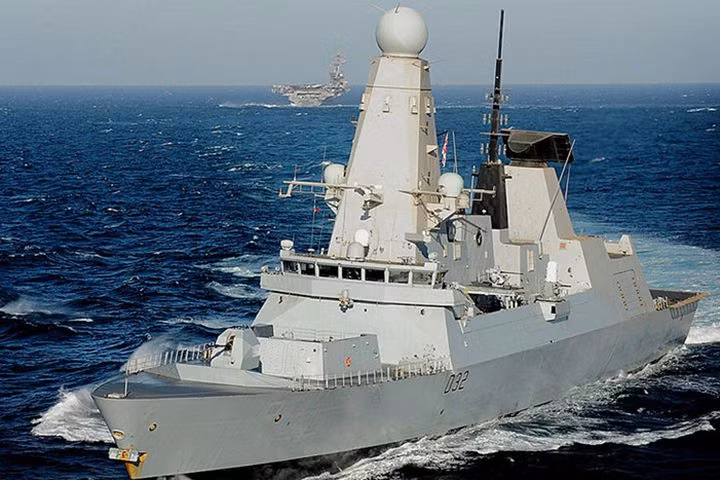 Theo nhiều nguồn tin được tiết lộ từ giới chuyên gia quân sự và truyền thông Vương quốc Anh, con khu trục hạm HMS Defender có tiết diện phản xạ radar chỉ ngang một tàu đánh cá cơ nhỏ.