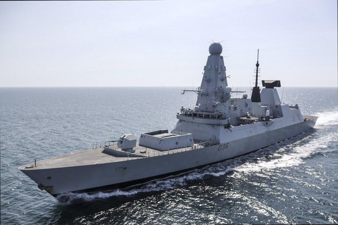 Về thiết kế tàu HMS Defender có lượng giãn nước là 8.000 tấn, khi đầy tải có thể lên tới 9.400 tấn, chiều dài tổng thể là 152,4m chiều rộng là 21,2m, con tàu được thiết kế khá gọn và góc cạnh để nhằm giản tiết diện phản xạ sóng radar.