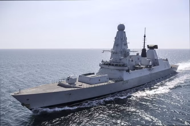 Về thiết kế tàu HMS Defender có lượng giãn nước là 8.000 tấn, khi đầy tải có thể lên tới 9.400 tấn, chiều dài tổng thể là 152,4m chiều rộng là 21,2m, con tàu được thiết kế khá gọn và góc cạnh để nhằm giản tiết diện phản xạ sóng radar.
