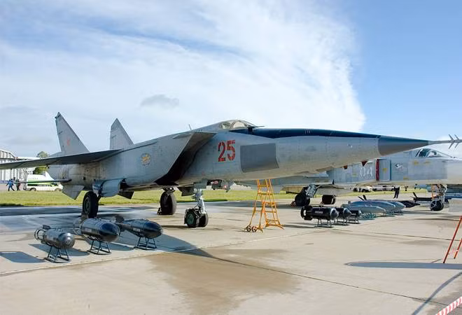 Đáng chú ý là tất cả khách hàng mua MiG-25, đều là các quốc gia giàu dầu mỏ, điều này có thể giúp trang trải mức tiêu thụ nhiên liệu rất cao, bằng nguồn tài nguyên của họ với chi phí thấp.