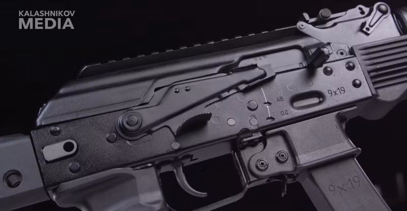 Thiết kế của PPK-20 vẫn giữ lại tay kéo khóa nòng và cần gạt hạn định cách bắn bên phải, đặc trưng của dòng AK; nhưng ở phiên bản mới nhất, PPK-20 được bổ sung các lẫy hạn định bắn, bố trí ở cả hai bên thân súng. Thiết kế này cho phép người sử dụng chọn chế độ bắn hoặc khóa an toàn, mà không cần rời bàn tay khỏi tay cầm.