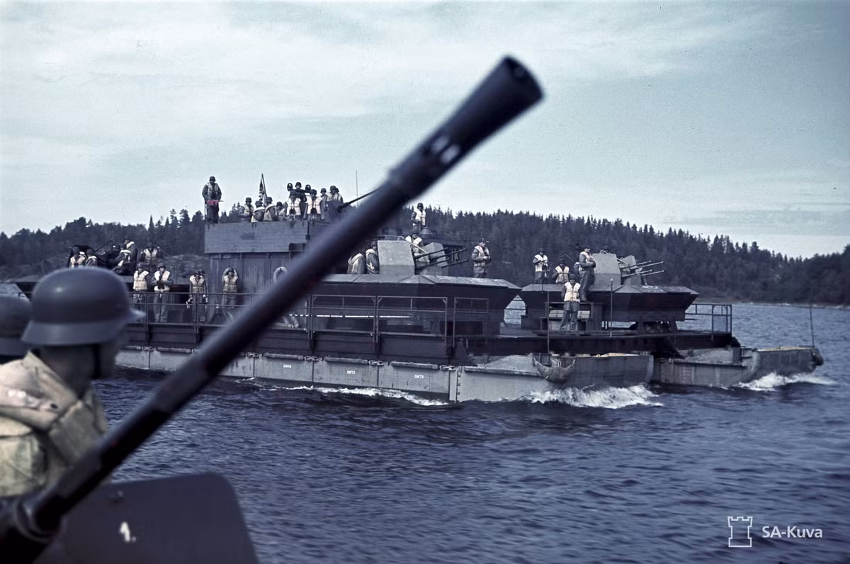 Các chuyến phà Siebel, ban đầu được thiết kế để chuyển quân qua eo biển Manche, nhưng cuối cùng nó đã hoạt động khắp châu Âu, từ Địa Trung Hải đến Biển Đen và cả biển Baltic.