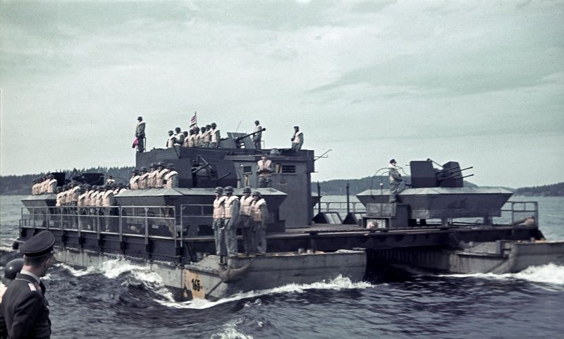 Từ năm 1942, phà đã được bổ sung các loại vũ khí phòng không gồm 4 khẩu súng trường 20 mm C-38, được đặt trên phần mũi và đuôi phà. Một khẩu pháo tự động 37 mm Flak-Lafette C-36. Thủy thủ đoàn của một chiếc phà như vậy lên tới 42 người.