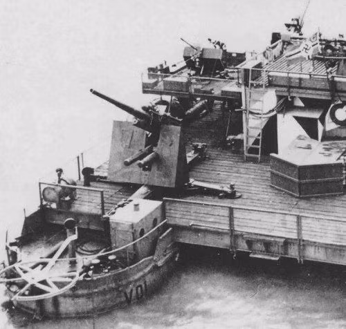 Rất nhanh chóng, quân đội Đức quyết định sử dụng phà Siebel vừa làm khẩu đội phòng không nổi vừa hỗ trợ hỏa lực pháo binh. Ban đầu, những chuyến phà năm 1940 chỉ có một khẩu súng máy phòng không. Nhưng trên bản sửa đổi năm 1941, được sử dụng để vận chuyển đến Bắc Phi, đã được trang bị thêm một súng phòng không 37 mm và hai súng máy phòng không 20 mm.