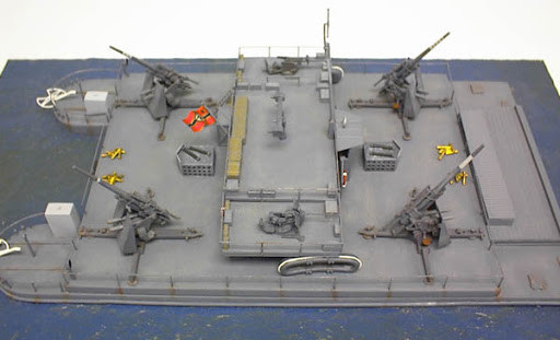 Trong phiên bản phà phòng không hạng nặng SF40, có tới 3-4 khẩu pháo phòng không nổi tiếng 88 mm được lắp đặt trên boong và được bổ sung thêm vũ khí hỏa lực phụ, như hai khẩu pháo phòng không 20 ly.