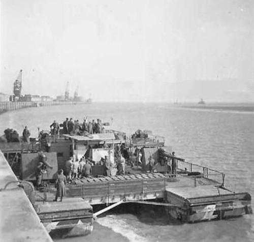 Trọng lượng của phà không chở hàng khoảng 130 tấn. Khả năng chuyên chở của phà hạng nặng Siebel phiên bản này đạt 60 tấn, tương đương 120 binh sĩ với đầy đủ vũ khí trang bị. Thủy thủ đoàn vận chuyển gồm từ 11-14 người.