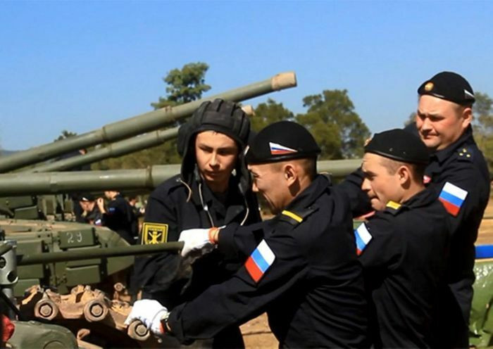 Trước đó lực lượng vũ trang Lào cũng đã nhận lô xe tăng Đại Bàng Trắng T-72B1 hiện đại hóa của Nga.