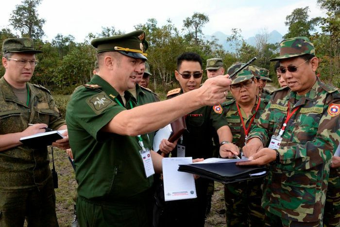 Được xây dựng dựa trên một sân bay cũ hiện có, căn cứ sân bay quân sự mới này sẽ được hiện đại hóa và mở rộng đáng kể. Cấu trúc sẽ được chia thành hai khu, một khu sẽ được sử dụng bởi quân đội (Nga và Lào), khu thứ hai sẽ dành cho hàng không dân dụng.