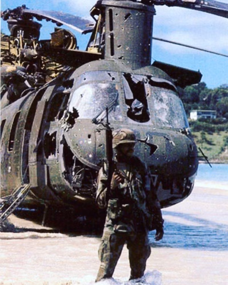 Nhưng lực lượng đặc nhiệm Mỹ đã gặp phải một loạt vấn đề. Đánh giá không đúng về thời tiết, đã dẫn đến việc bốn lính SEAL của Hải quân Mỹ chết đuối vào đêm 23/10/1983; cuộc đột kích vào nhà tù Richmond Hill gặp phải hỏa lực bất ngờ từ các khẩu đội phòng không.