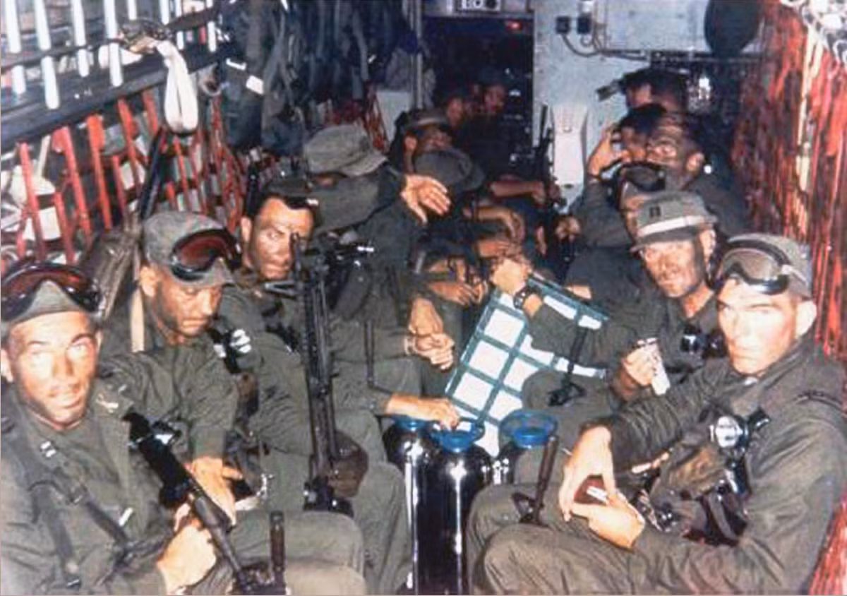 Vụ đột kích diễn ra vào đêm ngày 20 rạng sáng ngày 21/11/1970 do đại tá Athur Simons với biệt danh "Bò Tót" trực tiếp chỉ huy, nhằm giải thoát số phi công Mỹ đang bị bắt làm tù binh trong cuộc chiến tranh phá hoại miền Bắc do Mỹ phát động và thực hiện.